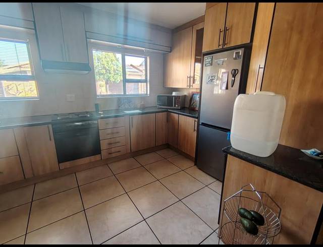3 BEDROOM APARTMENT FOR SALE IN VAALPARK